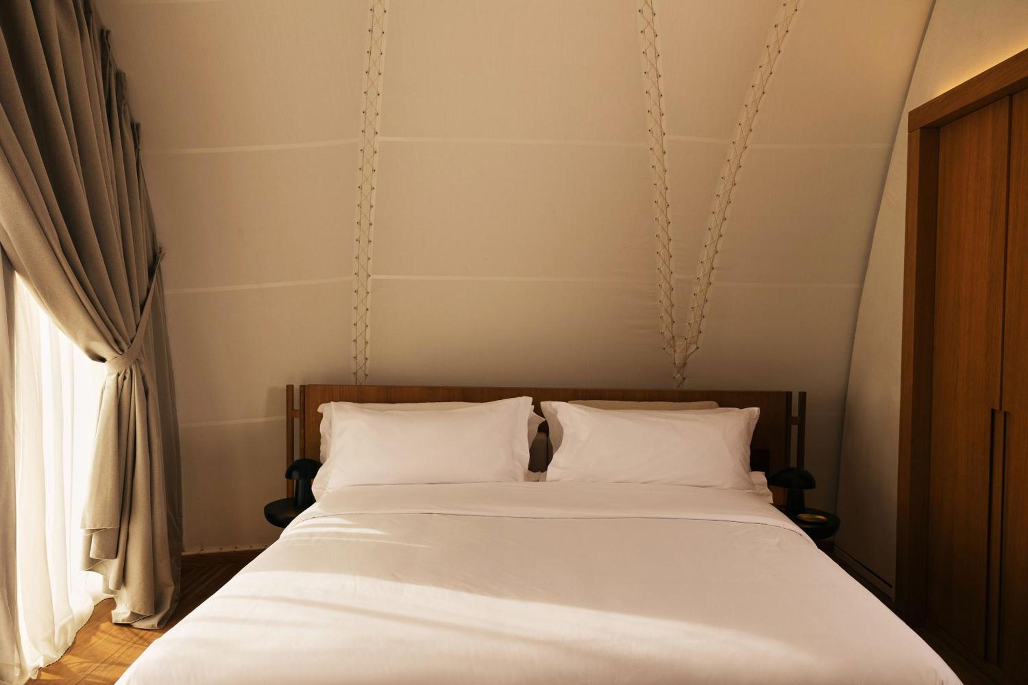 91 Riviera, The Hotel