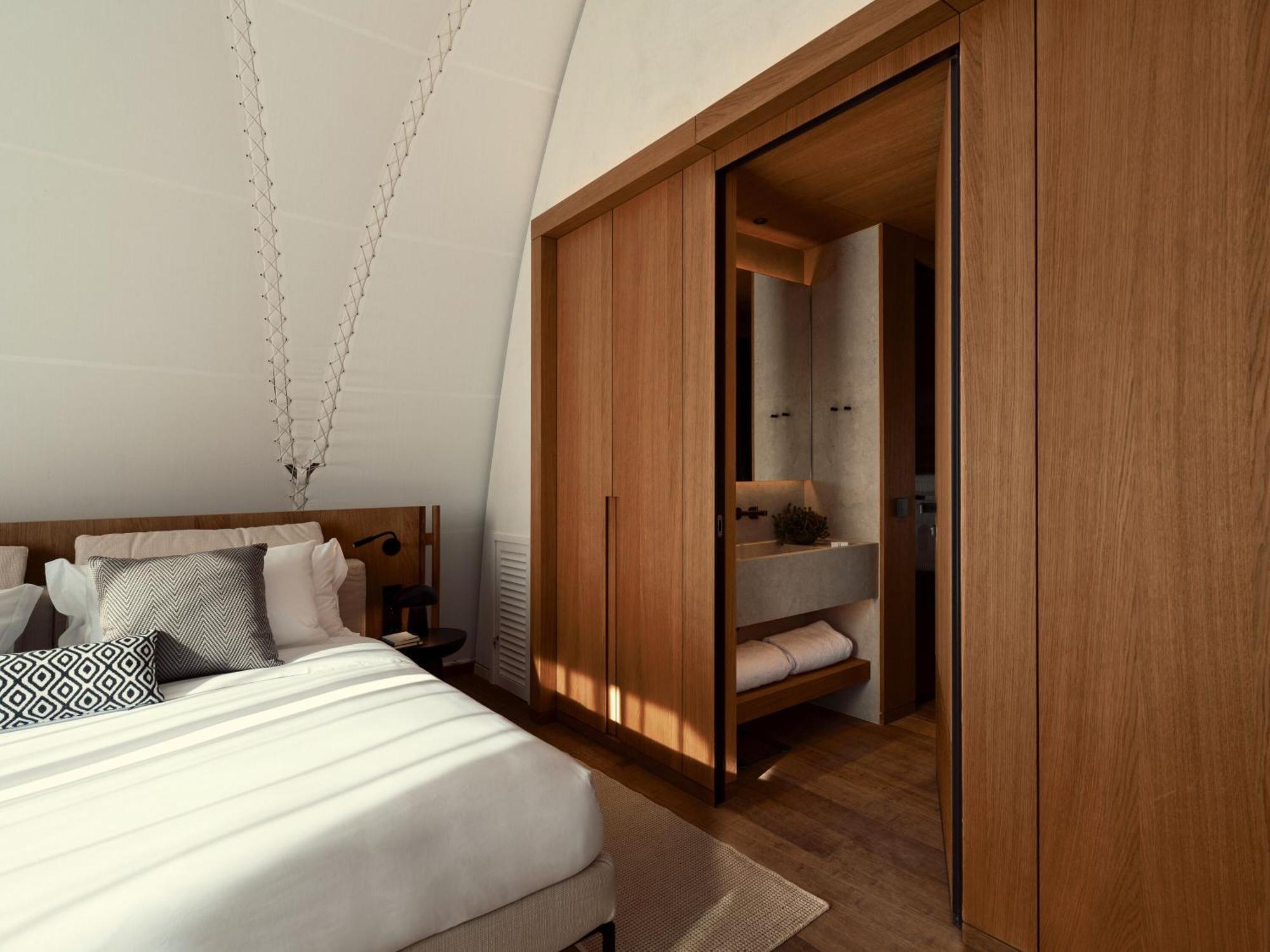 91 Riviera, The